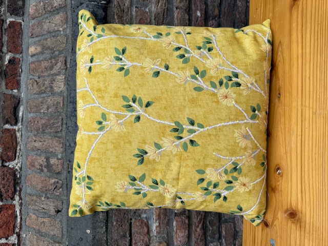 Geborduurd kussen Geel met Bloemen