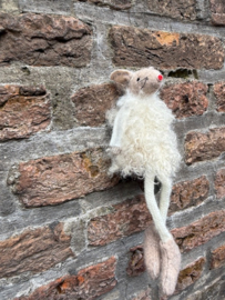 Witte muis in fluisjurk met bungelbeentjes