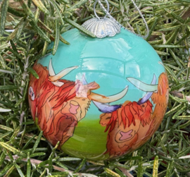 Glazen kerstbal Schotse Koe van Emma Ball