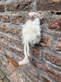 Witte muis in fluisjurk met bungelbeentjes