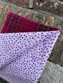 Harris Tweed Sjaal Fucsiakleurige ruit en bloemetjesvoering
