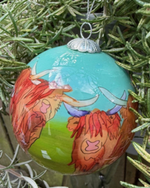 Glazen kerstbal Schotse Koe van Emma Ball