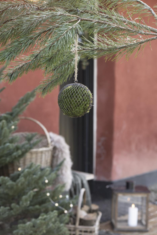 Bauble for hanging wire can be opened