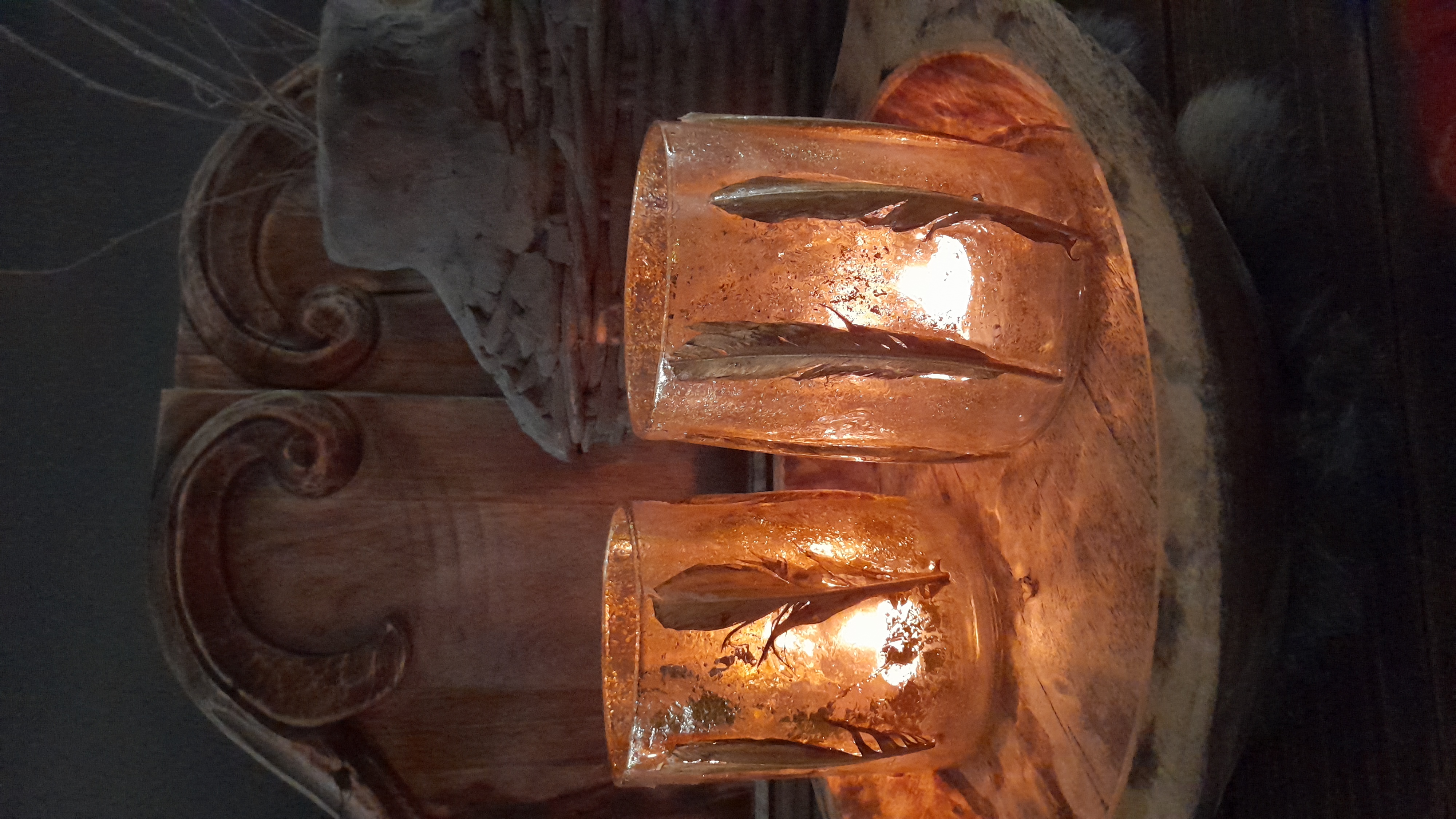 Waxinelichthouder glas met veertjes