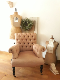 Oude Napoleon III buttoned Fishtail armchair op wieltjes.