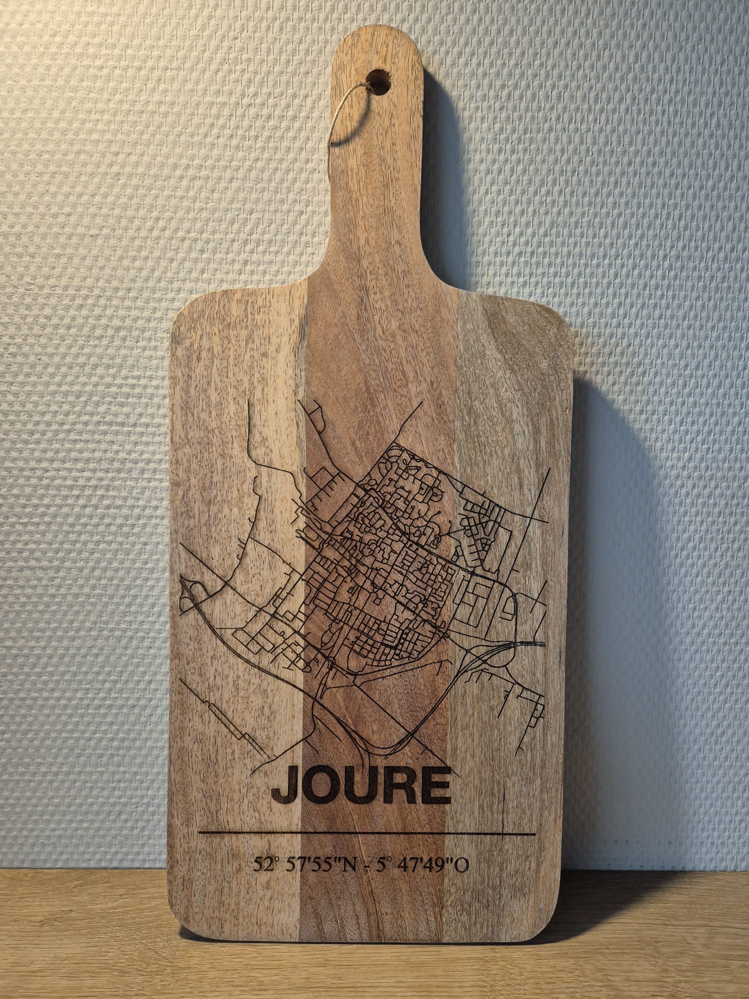 Borrelplank met dorp en plaatsnaam