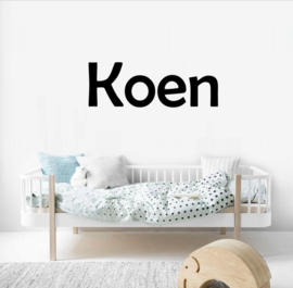 Naamsticker Model Koen | leuke sticker voor op de deur, de muur in de kinderkamer of kinderstoel