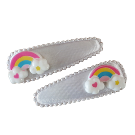 Haarklipjes van satijnen witte kniphoesjes met regenboog applicatie | 5cm