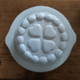 Oude puddingvorm wit met schotel hartjes ø23*8,5 cm