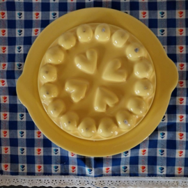 Oude puddingvorm geel met schotel hartjes ø23,5*8,4 cm