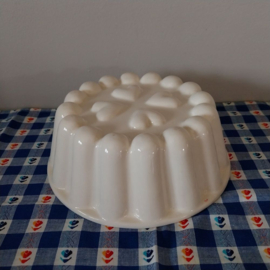 Oude puddingvorm crèmekleurig  hartjes ø18,5*6,8 cm