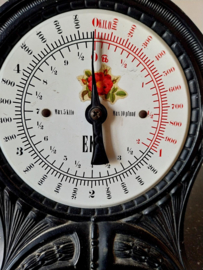 Oude gietijzeren keukenweegschaal