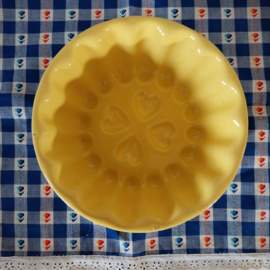 Oude puddingvorm geel met schotel hartjes ø23,5*8,4 cm