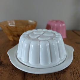 Oude puddingvorm wit met schotel hartjes ø23*8,5 cm