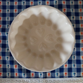 Oude puddingvorm crèmekleurig  hartjes ø18,5*6,8 cm