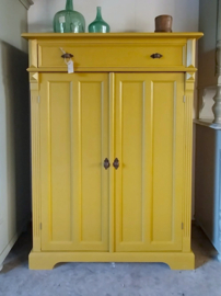 Oude  meidenkast mosterdgeel 102*54*140,5 cm