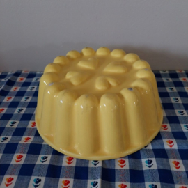 Oude puddingvorm geel met schotel hartjes ø23,5*8,4 cm