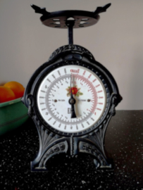 Oude gietijzeren keukenweegschaal