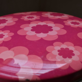 Jaren 60/70 koektrommel roze bloemen ø 21,7 *6 cm