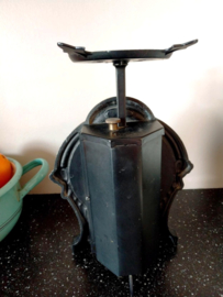 Oude gietijzeren keukenweegschaal