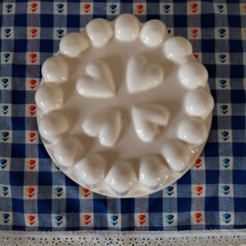 Oude puddingvorm crèmekleurig  hartjes ø18,5*6,8 cm