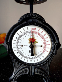 Oude gietijzeren keukenweegschaal