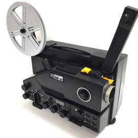 Nr.8709 -- Sankyo Sound 502 voor super 8 mm films met of zonder geluid, 180m.spoelen, halogeenlamp,  zoomlens, vele mogelijkheden, gelijkstroommotor heeft service beurt gehad en werkt prima