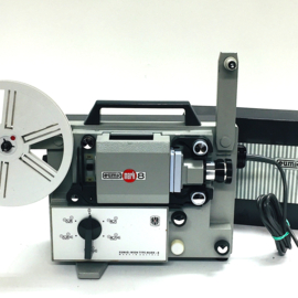 Nr.8864 - mooie zware Eumig Mark 8 voor Standaard en Super 8mm films zonder geluid handmatig omzetten, heeft 100W.losse halogeenlamp projector heeft  interne spiegel Spoelcapaciteit: 120 m. heeft service/revisiebeurt gehad, afdekkap en werkt goed