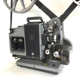 Nr.9122 -- in orginele staat verkerende Bauer P5 (  1955-1965) voor films zonder geluid met Isco Gottingen 50mm lens, tot 750 Watt lamp, gewoon 220V. met geluidskop, zonder versterker, projector heeft service beurt gehad, nieuwe snaren/condensators