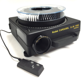 Nr.8685 -- Kodak Carousel S-AV 1030, voor kleinbeeld dia's (5x5cm) lens Kodak Retinar S-AV  55mm , sterke halogeenlamp 24v-250w , automatische scherpstelling, afstandsbediening, tas, ingebouwde timer, heeft service beurt gehad en is in prima staat