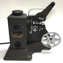 Orgineel uit de USA, normaal 8mm filmprojector ,,Supreme,, uit de jaren '50, projector is 110 volt zware projector en is in werkende staat