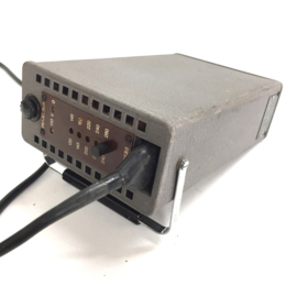 Makkelijk draagbare Paillard travo van 240 Volt naar 110-125 volt geschikt voor 16mm projectoren is verstelbaar  in diverse ingangs voltage's, uitgangsspanning  110 -125 Volt  880 - 1000VA