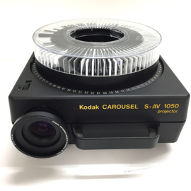 Nr.8778 - Kodak Carousel S-AV 1050 voor kleinbeeld dia's (5x5 cm)  halogeenlamp: 24V 250W, met Kodak Ektapro 36mm  lens, voor groot beeld op korte afstand, incl.afstandsbediening/ diacarousell voor 80 dia's heeft service beurt gehad en is in goede staat