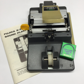 Professionele Fujica 2 sporen sound plakpers voor super en single 8 films, incl. rol tape voor ca.100 lassen, in orginele doos met handleiding