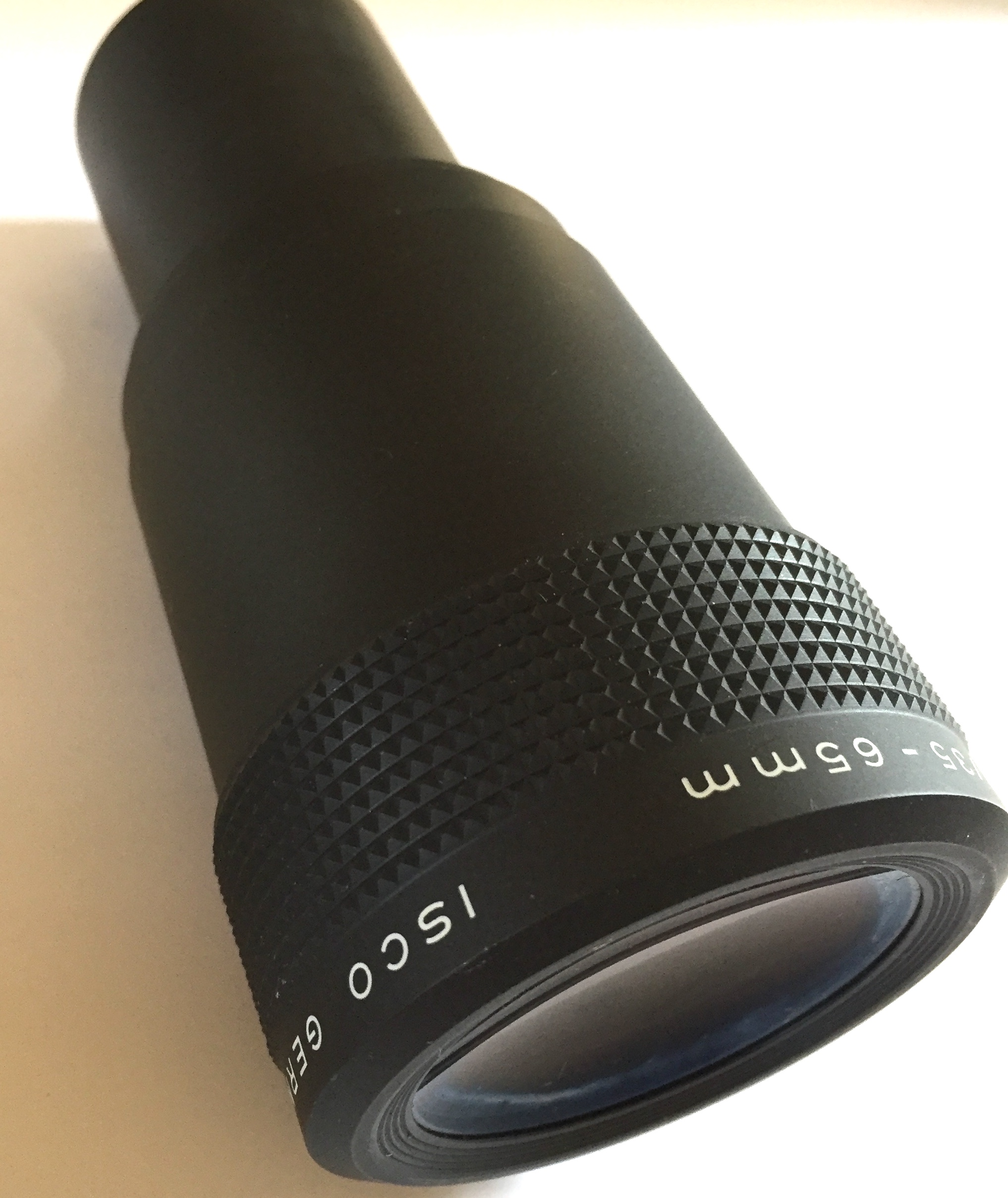 PL053 -- 16mm ISCO germany Xenon MC zoom  - 16mm  1,3/35 - 65mm zwart doorsnee 43mm voor o.a. Eiki,Bauer etc. 16mm projectorenprojectie voorzet lens  doorsnee met schoefdraad  48 mm. voor de meeste  Elmo projectoren, lens is in goede staat