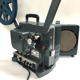 Nr.8809 - Eiki ST-M serie in perfecte staat voor 16mm films met geluid (optisch en magnetisch) , Eiki lens met zoomconverter, halogeenlamp, projector heeft service beurt gehad, word geleverd met spieker/ deksel
