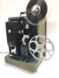 Nr.8736  -- standaard 8 geluid KODAK Sound 8 projector voor Dubbel/Normaal 8 films uit 1962, de projector is werkend, voor films met en zonder geluid, projector is getest met film en werkt naar behoren, deksel is niet aanwezig, zeldzame projector uit 1962