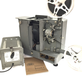 Draagbare Zeiss Ikon -- Model Kinox uit 1939 voor 16mm silent film met Maltezer kruis, lamp 500W geheel compleet met spoel,trafo en handleiding, projector werkt prima een zeer zeldzame projector weegt 11 kg form 30x30x17cm voor de echte verzamelaar