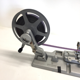 Nr.9129--mooie Siemens 16mm. omspoeler voor 250 meter spoelen met orginele Siemens plakpers geheel van alminium,makkelijk opbergen is inklapbaar,geschikt voor 250m. spoelen 16mm, heeft service beurt gehad en werkt prima