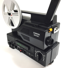 Nr.8707 -- Chinon Sound SP-330 voor Super 8 films met of zonder geluid,  halogeenlamp: 12V, 100W,  EFP , 180 meter spoelen, zoomlens, gelijkstroommotor, heeft service beurt gehad en werkt prima