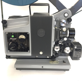 Nr.8896 -- in orginele en in zeer goede staat verkerende Bauer P5 voor 16mm films zonder geluid, , mooie Isco-Gottingen Kiptagon 1:1,3/50 lens, tot 750 Watt lamp, gewoon 220V. , projector heeft service/revisie beurt gehad en werkt prima