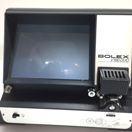 Nr.8746 -- Bolex V180 DUO  Film viewer  (voor alle typen 8mm film)  Grootte scherm: 15 x 11 cm Hoge kwaliteit scherm, helder verlicht, met bolex film cleaner, heeft service beurt gehad en werkt goed