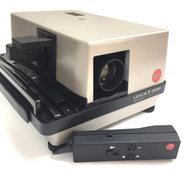 Nr.8792 -- Leica P2000 professionele kleinbeeld (5x5) diaprojector met Leitz Colorplan-P 1:2.5/90mm  met zware 250Watt halogeenlamp, afstandsbediening, handleiding en orginele koffer van leitz,heeft service beurt gehad en is als nieuw