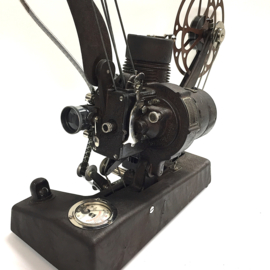 Nr.8800 -- 16mm -- Bell & Howell Showmaster Filmo model 129 uit 1940 silent projector voor 16mm films, geschikt voor grote spoelen, in orginele staat met orginele lamp, de projector werkt prima 110 volt