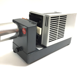 Nr.8144 -- prachtige  Leitz Prado Universal , kleinbeeld ( 5x5 cm )dia projector met zware Halogeenlamp Lamp: 24V 250W  Lens: Leitz Wetzlar Elmaron 2,8/150mm  met kleinbeeld dia houder, is in perfecte staat heeft service beurt gehad en werkt goed.