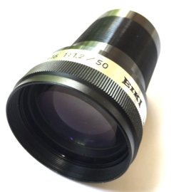 PL001 -- 16mm Eiki projectie lens 1.2/50mm doorsnee met schoefdraad 42mm. voor de meeste  Eiki projectoren, lens is in goede staat