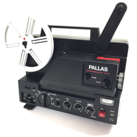 Nr.8671 -- Super 8 Sound mooie Pallas Soundmatic 606 voor super 8 mm films met of zonder geluid, 100W halogeenlamp, 6W versterker, zoomlens, projector heeft service beurt gehad en werkt prima