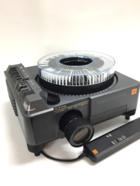 Nr.8784 -- KODAK ektapro 5000 prof. kleinbeeld (5x5cm) carousel projector met dubbele 2x 82V-300 watt halogeenlamp,150mm Kodak Retinar lens, timer, afstandsbediening,  autofocus, vele mogelijkheden etc. heeft service beurt gehad en werkt goed