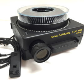 Nr.8422 --  Kodak, Carousel S-AV 1050, met extra zware halogeenlamp: 24V 250W,  Lens: Kodak retinar 150mm, incl.afstandsbediening/carousell voor 80 dia';s heeft service beurt gehad en is in goede staat
