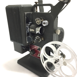 Nr.8743 -- Eastman Kodak Kodascope eight-33 8mm filmprojector, uit circa 1930. mooie normaal 8mm projector, is getest en werkt prima wel 110Volt